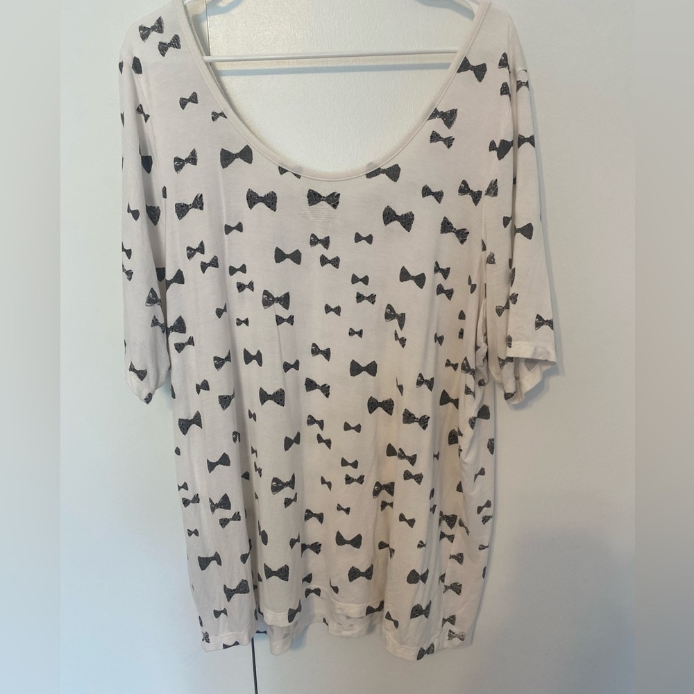 Lane Bryant 18/20 2X Cream and Black Scoop Neck Top